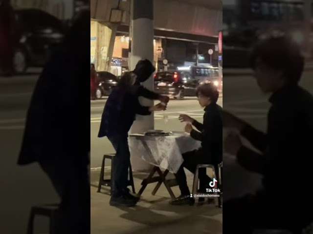 " MIQUEIAS MENINO BOM FAZ JANTAR ROMÂNTICO PARA G.P. - GAROTA PERFEITA QUE TRABALHA NA RUA"